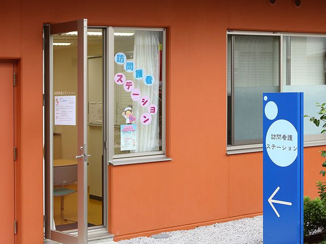 訪問看護ステーション外観 外観 訪問看護ステーションの入り口では、利用者の方々が安心して訪れることができます。シンプルで清潔感のあるデザインです。