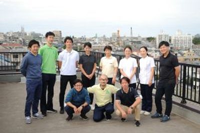 笑顔のスタッフたち屋上