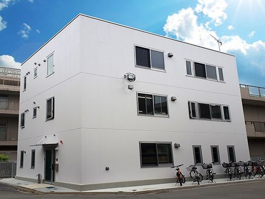 白い建物の外観  