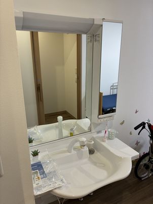 洗面台と鏡の空間