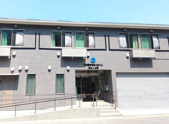 二階建ての建物外観