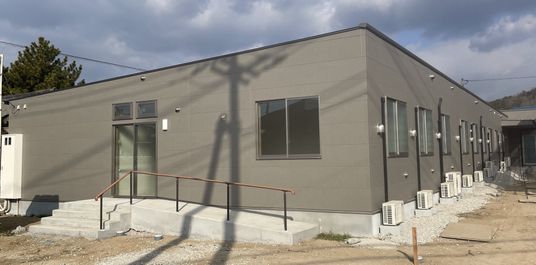 周囲が整備中の建物外観