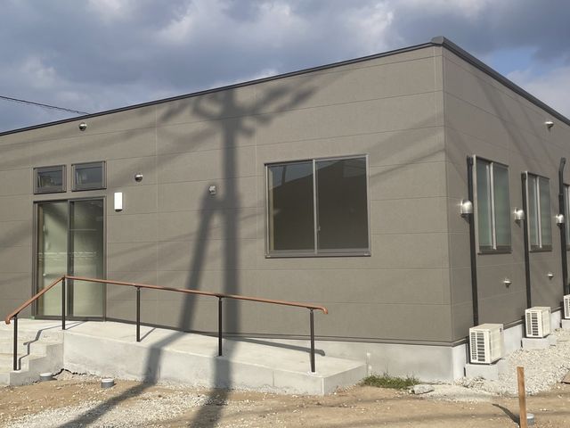 周囲が整備中の建物外観 外観 新しく建設された建物です。快適な環境で、これからの働く場として期待できます。