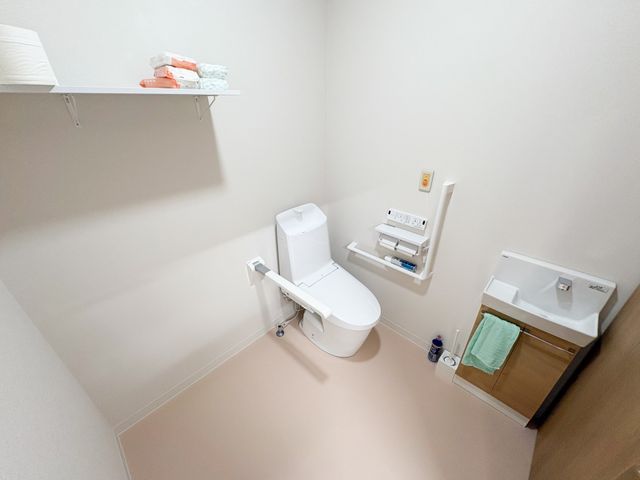 設備が整ったトイレ トイレ 手すり付きで安全に配慮されたトイレです。余裕のあるスペースで快適にご利用いただけます。