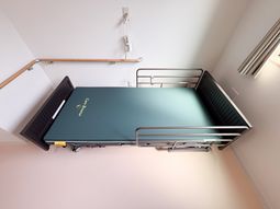 明るい照明の居室