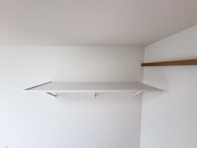 明るい壁面の居室 居室 シンプルで明るい壁面が特徴の居室です。棚には日用品を置くことができます。