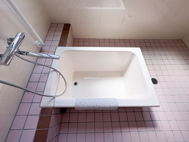 浴槽のある浴室 浴室 コンパクトな浴槽は、安全に配慮された設計で、安心して入浴を楽しめます。
