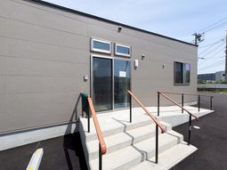 階段付きの建物外観