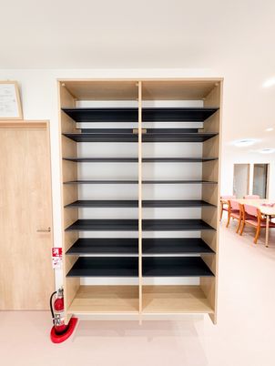 空っぽの棚と消火器の廊下