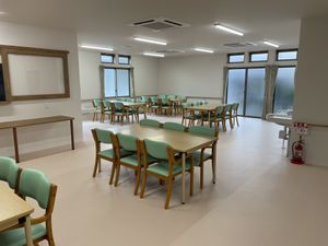 自然光が入る広々とした食堂