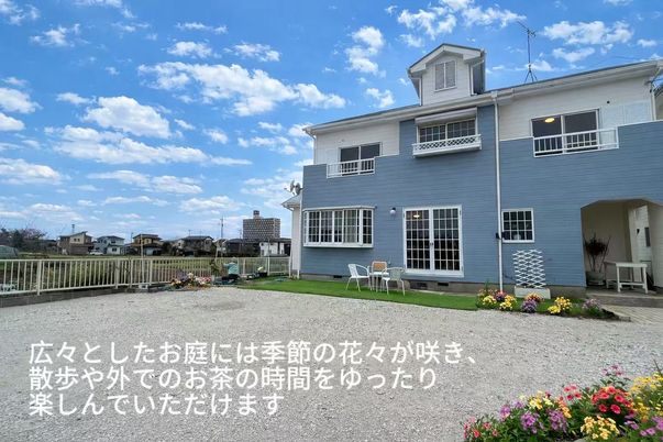 季節の花が咲く庭