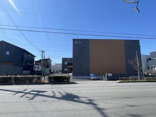 落ち着いた色合いの建物外観