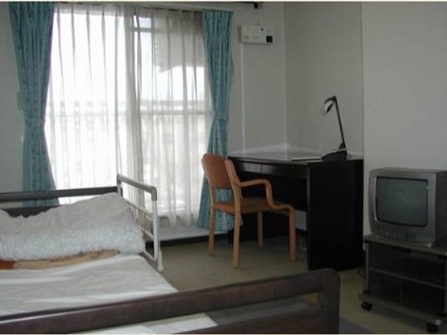 居心地の良い居室 居室 広々として明るい個室です。日々の生活に必要な家具が整えられ、安心して過ごせる空間となっています。