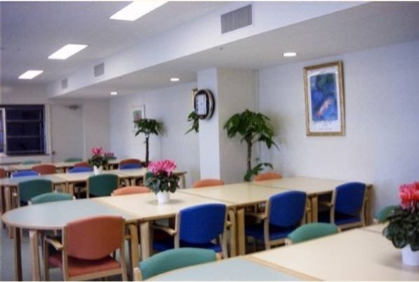 明るい食堂の様子