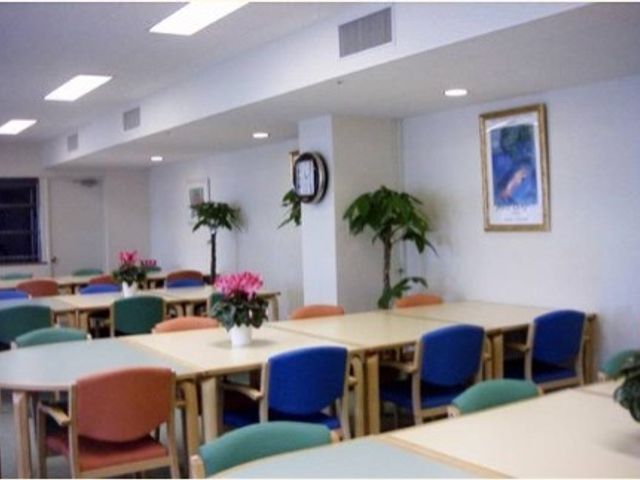 明るい食堂の様子 食堂 清潔感のある食堂です。色とりどりの椅子が配置され、居心地の良い食事のひとときを提供しています。