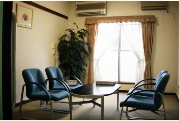 待合室の椅子とテーブル