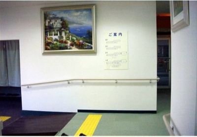 壁画と案内板の廊下