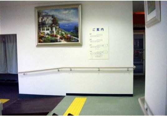 壁画と案内板の廊下