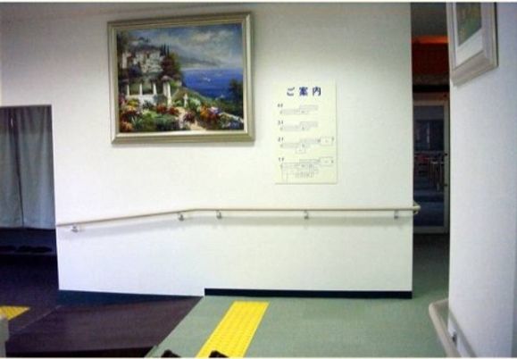 壁画と案内板の廊下