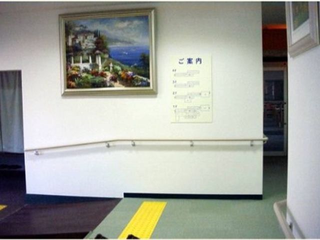 壁画と案内板の廊下 エントランス 案内板と壁画が飾られた明るい廊下は、来訪者にもご利用者にも心地良い空間を提供しています。