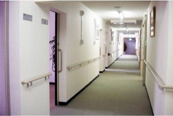 明るく清潔な廊下