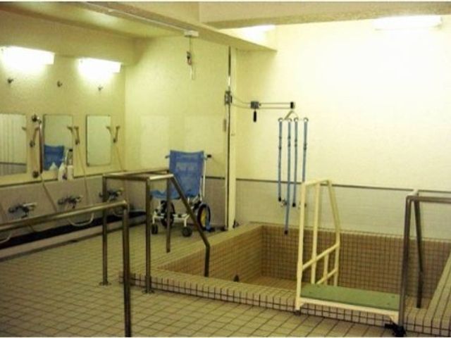 バリアフリー設計浴室 浴室 手すりや広々とした空間を備えたこの浴室は、利用者の方々が安全に快適に身体を清めることができます。設備の整った環境で、就業をご検討ください。