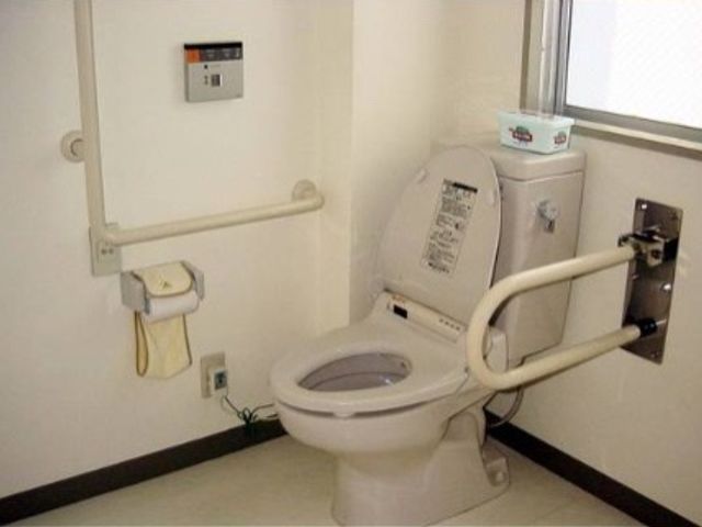 バリアフリートイレ設備 トイレ 手すり付きのトイレは、立ち座りが困難な方にも配慮した設計です。安心してご利用いただける環境が整っています。
