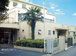 明るい外観の建物