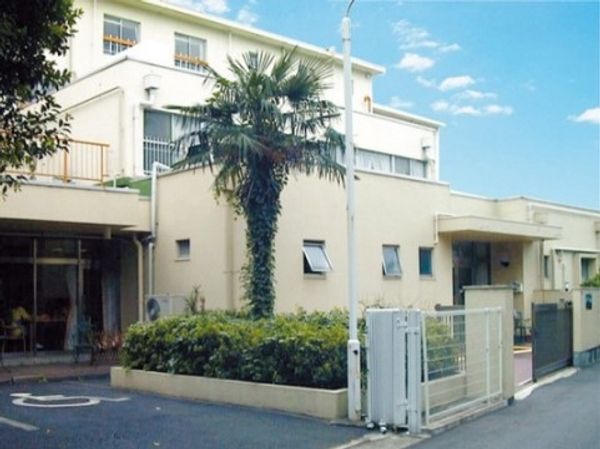 明るい外観の建物