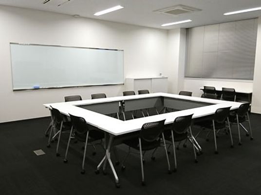 多目的室の会議用机  