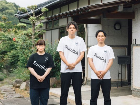 スタッフ3人の外観  