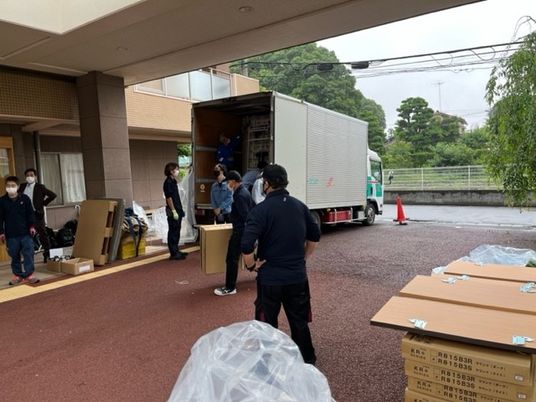 荷物搬入の外観  