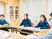会議中のスタッフがいる多目的室  