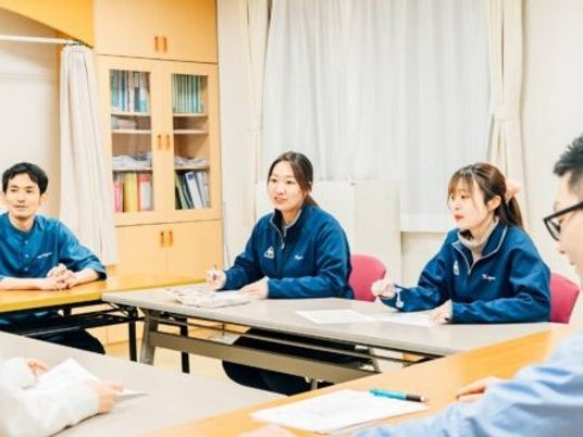 会議中のスタッフがいる多目的室  
