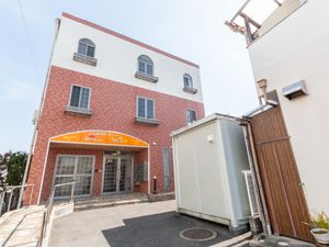 広い屋外の入り口