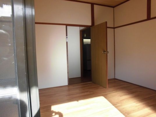 明るい和室の居室  