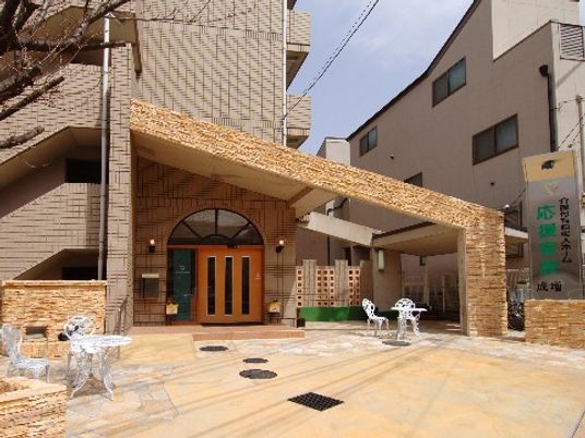 明るいエントランス外観