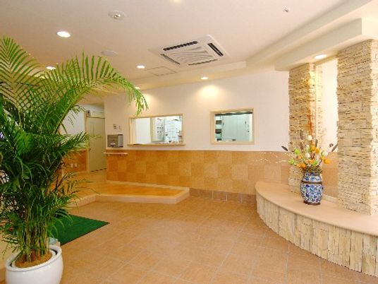 明るい受付のロビー