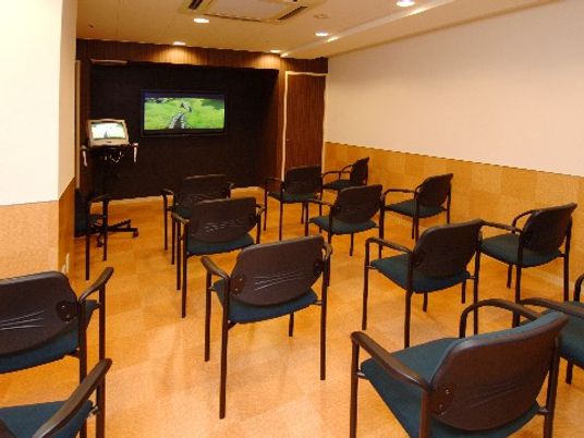 椅子並ぶ映像鑑賞室