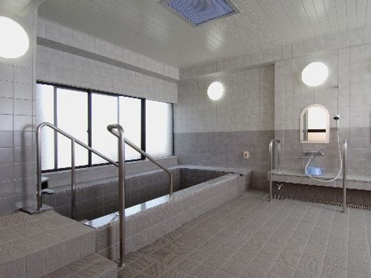 清潔で広々とした浴室