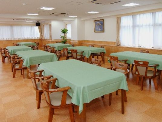 広々とした食堂の空間