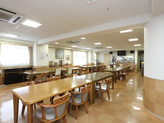 広々とした明るい食堂