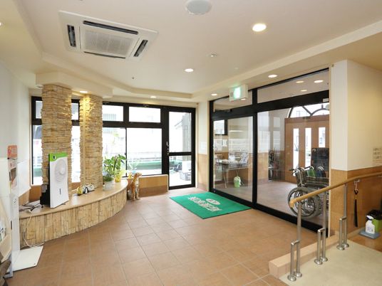 エントランスの明るい空間