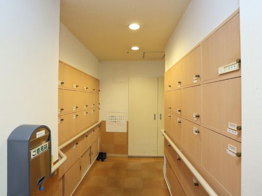 整頓された施設の廊下