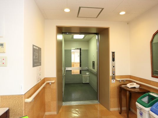 清潔な廊下のエレベーター前