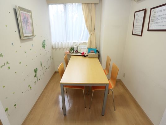 明るい食事スペース