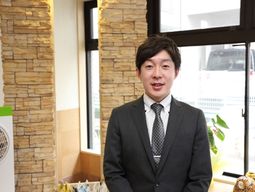 スーツ姿のスタッフ立ち姿