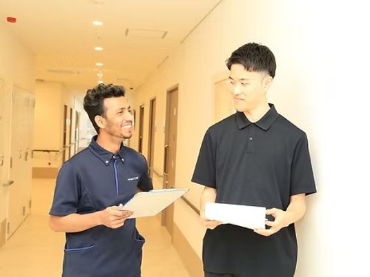 職員が廊下で会話する廊下  