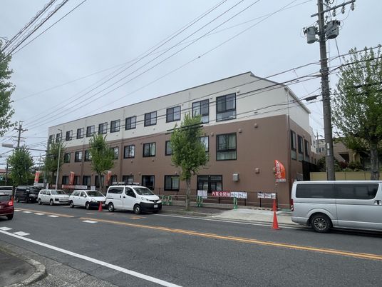 緑に囲まれた建物外観