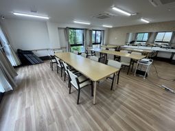 日差しが差し込む多目的室